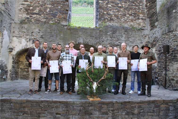 16 neue Jungjäger im Kreis Ahrweiler Traditioneller Jägerschlag in Marienthal.  Foto:R. Bockshecker