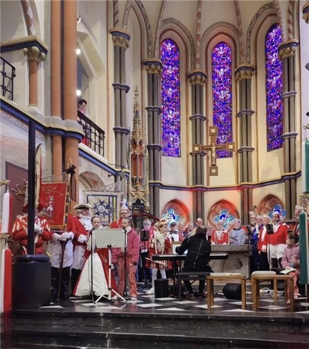 Traditioneller Karnevalsgottesdienst unter dem Motto „Kumm los mer fiere“.  Foto: Hans Schmitt