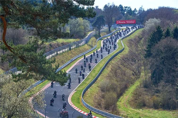 Traditioneller Korso der Motorradfahrer über die legendäre Nordschleife.