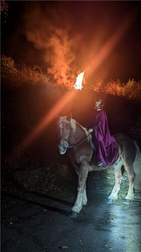 Traditioneller St. Martinszug mit St. Martin hoch zu Ross. 