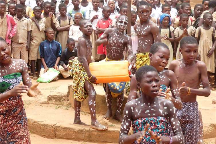 Rheinbacher Schultafeln für die Bildung in Togo Traditioneller Tanz der Schüler.
