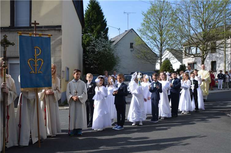 Traditioneller Zug von der Grundschule zur Kirche. BE