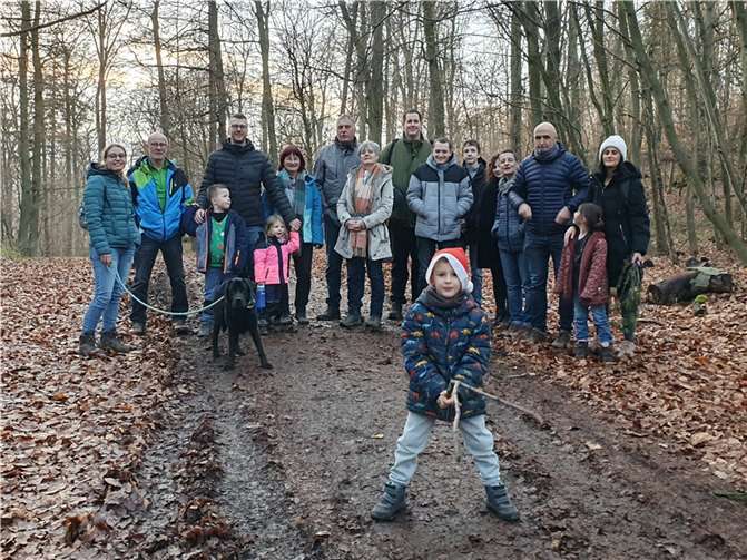Traditionsgemäß begann das Fest mit einer Wanderung durch den Nickenicher Wald.  Foto: privat