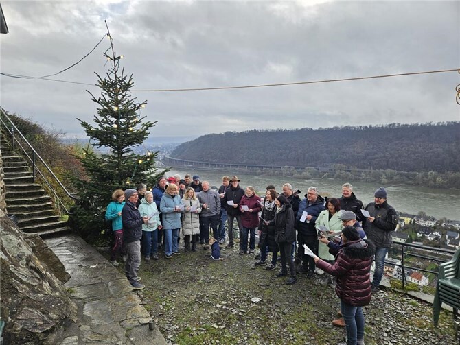 Traditionsgemäß haben die Leutesdorfer Naturfreunde auf der unteren Terrasse der Edmundhütte wieder einen Weihnachtsbaum aufgestellt.  Foto: Ellen Schimikowski