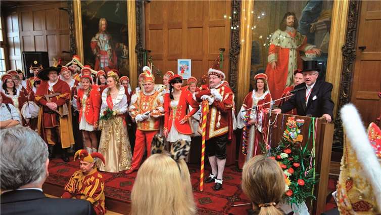 Traditionsgemäß hatte der Stadtchef zum Empfang der Tollitäten in den großen Ratssaal geladen. HEP