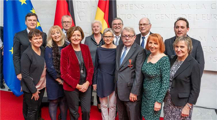 Träger des Verdienstkreuzes am Bande des Verdienstordens der Bundesrepublik Deutschland Hansgünter Oberrecht (5.v.r.) mit Ministerpräsidentin Malu Dreyer (5.v.l.) und Gratulanten, darunter für die Stadt Koblenz Kulturdezernentin Dr. Margit Theis-Scholz (3.v.l.) Foto: Staatskanzlei RLP/Dinges