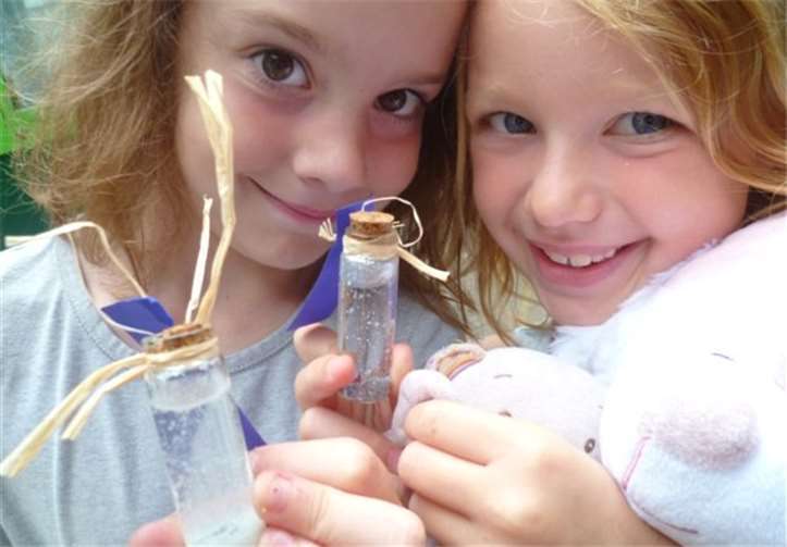 Träume wurden eingefangen und in Mini-Glasfläschchen mit Korken sicher verschlossen. Privat