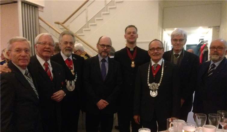 Trafen nach einem feierlichen Gottesdienst zusammen: Hans Josef Koggel, Heinz Lempertz, Leitender Großkomtur der Deutschen Komturei, Karl Häfner, Kanzler Hans Thielen, Prior Marc Heemels (NL), Grosskomtur an der Kapitelkirche in St. Sebastian Hajo Reif, Peter Burggraaff und Jürgen Häfner (von links). privat