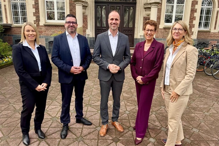 Trafen sich am KKM zu einem Hintergrundgespräch (von links): Sabine Saal (stv. Kaufmännische Direktorin KKM), Jérôme Korn-Fourcade (Geschäftsführung der BBT-Gruppe), Minister Clemens Hoch, Annette Schaade (Kaufmännische Direktorin KKM) und Andrea Reinhardt (Geschäftsführerin der BBT-Region Koblenz-Saffig).