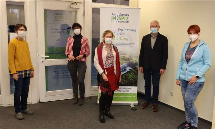 Trafen sich anlässlich des 20-jährigen Bestehens des Ambulanten Hospizes Neuwied zum Interview: Bildungsbeauftragte Heidi Hahnemann, Leiterin Anita Ludwig, die Hospizfachkräfte Verena Krings-Ax und Cindy Stein (von links) sowie Christoph Drolshagen, der Geschäftsführer und Leiter der Hospize der Marienhaus Unternehmensgruppe. Es fehlen auf dem Bild die Hospizfachkräfte Gabriele Fetthauer und Christiane Freymann sowie die Verwaltungsfachkraft Petra Zimmermann. Foto: Andrea Schulze