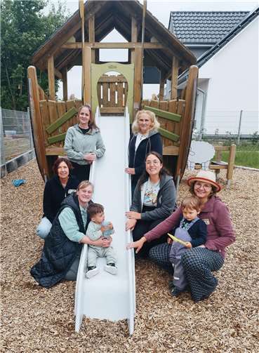 Trafen sich auf dem Spielplatz in Altendorf: Mitarbeiterinnen des städtischen Jugendamtes und die Kindertagespflegepersonen. Foto: Stadt Meckenheim