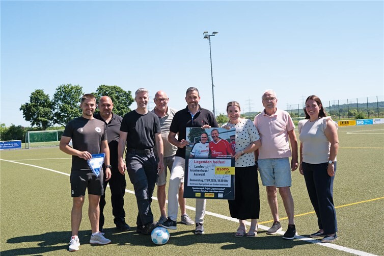 Trafen sich auf der Andernacher Sportanlage (v.l.): Yannik Veldhaus, Torsten Helf, Elmar Schulz, Paul Schmitz, Oberbürgermeister Christian Greiner, Katharina Steinmetz, Hans-Werner Bartz und Carina Lang