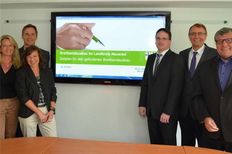 Trafen sich im Neuwieder Kreishaus, um die weitere Vorgehensweise beim Thema „Breitbandausbau im Kreis Neuwied“ zu besprechen (v.l.): Nicole Weigandt und Hans-Jürgen Schneider, beide Mitarbeiter im Breitband-Kompetenzzentrum Mainz; Cornelia Weis Abteilungsleiterin der Zentralstelle IT-Management, Multimedia, eGovernment und Verwaltungsmodernisierung; Harald Schmillen, Geschäftsführer der Mittelstandsförderungsgesellschaft des Landkreises Neuwied, Landrat Rainer Kaul sowie der Bürgermeister der Verbandsgemeinde Bad Hönningen, Michael Mahlert, als Sprecher der Kreisgruppe der Bürgermeister. Kreis Neuwied