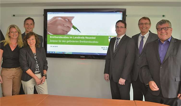 Trafen sich im Neuwieder Kreishaus, um die weitere Vorgehensweise beim Thema „Breitbandausbau im Kreis Neuwied“ zu besprechen (v.l.): Nicole Weigandt und Hans-Jürgen Schneider, beide Mitarbeiter im Breitband-Kompetenzzentrum Mainz; Cornelia Weis Abteilungsleiterin der Zentralstelle IT-Management, Multimedia, eGovernment und Verwaltungsmodernisierung; Harald Schmillen, Geschäftsführer der Mittelstandsförderungsgesellschaft des Landkreises Neuwied, Landrat Rainer Kaul sowie der Bürgermeister der Verbandsgemeinde Bad Hönningen, Michael Mahlert, als Sprecher der Kreisgruppe der Bürgermeister. Kreis Neuwied