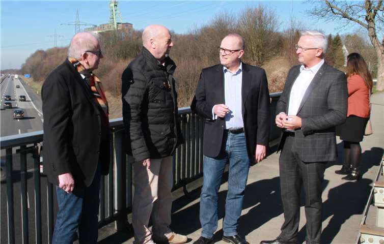 Trafen sich in Willroth auf der Kreisgrenze zu einer gemeinsamen Standortpositionierung einer künftigen engeren Zusammenarbeit der Landkreise Altenkirchen und Neuwied (v.l.): der 1. Beigeordnete der Verbandsgemeinde Flammersfeld, Rolf Schmidt-Markoski, der Willrother Ortsbürgermeister Richard Schmitt, Landtagsabgeordneter Dr. Peter Enders und der Neuwieder Landrat Achim Hallerbach.Foto: privat