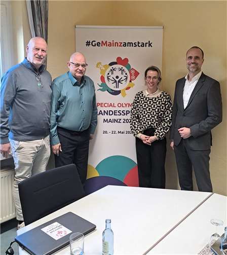 Trafen sich in der Geschäftsstelle von Special Olympics Rheinland-Pfalz in Koblenz zu einem Gespräch rund um Gesundheitsthemen gehandicapter Menschen (von links): Frank Post (Vizepräsident Finanzen SORLP) Jürgen Caspary (1. Vizepräsident SORLP), Melanie Brumm (Geschäftsführerin SORLP) und Gesundheitsminister Clemens Hoch. Foto: privat