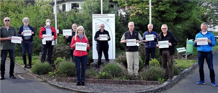 Trafen sich vor dem Ignatius-Lötschert-Haus in Horbach um allen Beschäftigten Danke zu sagen: der Vorstand des Fördervereins der Einrichtung und die Organisatoren des dort angesiedelten Seniorenprojektes „555 Schritte“. Foto: privat
