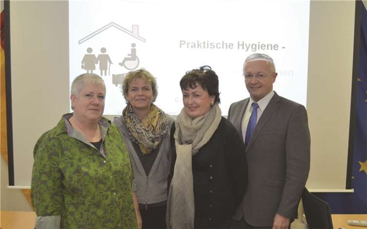 Trafen sich zu einem weiteren Erfahrungsaustausch: (V.l.) Claudia Rösing, ärztliche Koordinatorin, Bärbel Jungbluth, Hygienefachkraft beim Kreisgesundheitsamt, Dr. Hilde Hamm, stellvertretende Leiterin des Gesundheitsamtes, und Achim Hallerbach, Erster Kreisbeigeordneter und Dezernent für Gesundheitswesen.  privat