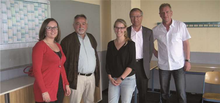 Trafen sich zum Abschluss des Projektes: Schulleiter Peter Hauk (v.r.), Dr. Jürgen Selig, Sarah Kühl, Wolfgang Krüger und Nina van Doornick. privat