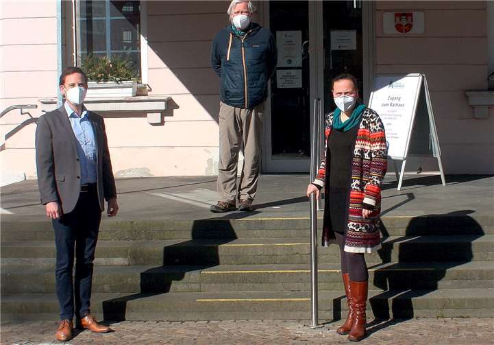 Trafen sich zum Gespräch am Rathaus in Remagen (v.l.n.r.): Björn Ingendahl, Bürgermeister der Stadt Remagen, Volker Thehos, Beigeordneter der Stadt Remagen und Stefani Jürries, Fraktionssprecherin der Grünen im Stadtrat Remagen und Grünen-Kandidatin für den Wahlkreis 13. Foto: Bündnis 90/Die Grünen KV Ahrweiler
