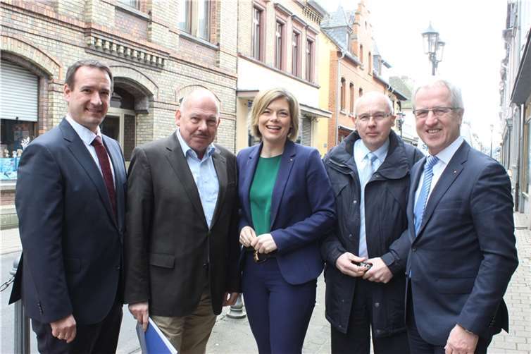 Trafen sich zum Gespräch (v.l.): Thomas Przybylla, Rolf Papen, Julia Klöckner, Hermann Winter und Josef Dötsch. privat