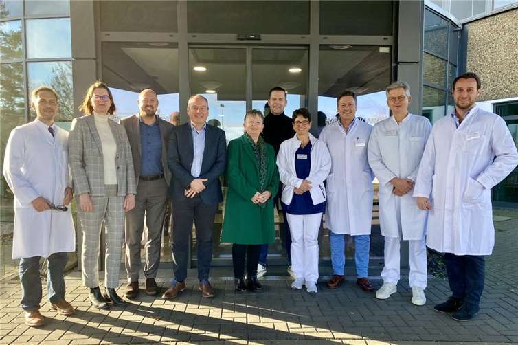 Trafen sich zum konstruktiven Austausch: Prof. Dr. Bernd Weber (Komm. Vorstandsvorsitzender und Dekan der Medizinischen Fakultät der Universität Bonn | 4.v.l.) sowie Klinikleitung und Chefärzte des Krankenhauses Maria Hilf Bad Neuenahr-Ahrweiler.  Foto: Hannah Scosceria