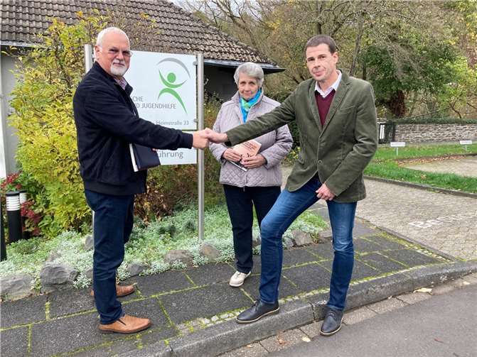 Trafen sich zur Übergabe des Wandertage-Erlöses für den guten Zweck (v.li.): HVO-Vorsitzender Rolf Löhmar, Frauenchor-Vorsitzende Brunhilde Pfefferkorn und der Verwaltungsleiter der Kinder- und Jugendhilfe Oberbieber, Konstantin Engels.  Foto: HVO