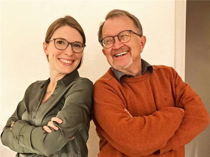 Ungleiche Paare Tragen Texte, Gedichte und Lieder vor, Linda Degen und Rainer Neuendorff. Foto: Ute Hartmann