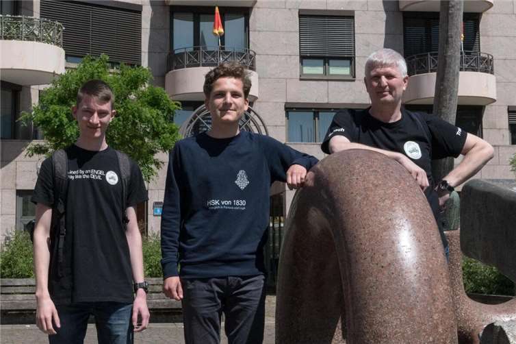 „Trained by an ENGEL – play like a DEVIL“ – das Motto prangt auf den T-Shirts der Ahrtaler Schachspieler (li: Timo Schröder, (re.) Thosten Kammer). ENGEL – das ist Großmeister Luis Engel (Mitte), der zum wiederholten Mal der „Talentschmiede“ Einblicke in sein herausragendes Repertoire gibt und dafür extra aus Hamburg anreisen wird.