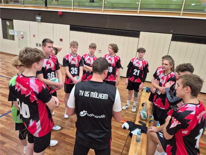 Trainer A. Kreichauf gibt der Mannschaft wertvolle taktische Impulse.. Foto: TV Mülheim