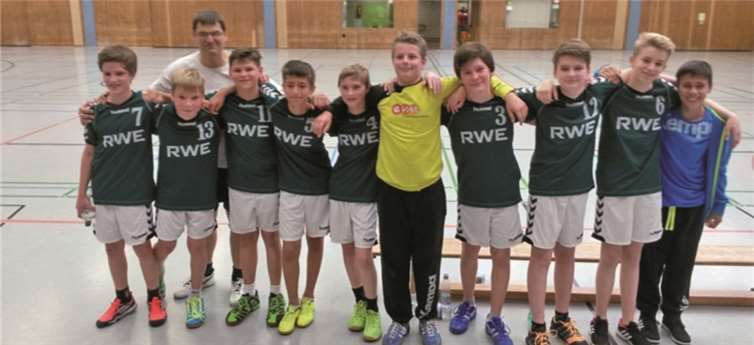 Trainer Alfred König mit den Spielern Moritz Eis, Matthis Röser, Bjarne König, Giuliano Gonschorek, Paul Frey, Leo Neufingerl, Peter Stein, Hagen Krempel, Marcel Gundlach und Zuschauer Marvin Steuernagel. privat