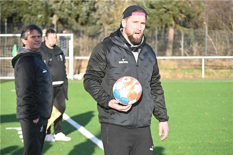 Trainer André Marx und sein Co-Trainer Helmut Milles (links) konnten mit dem Defensivverhalten nicht zufrieden sein.  Foto: SK