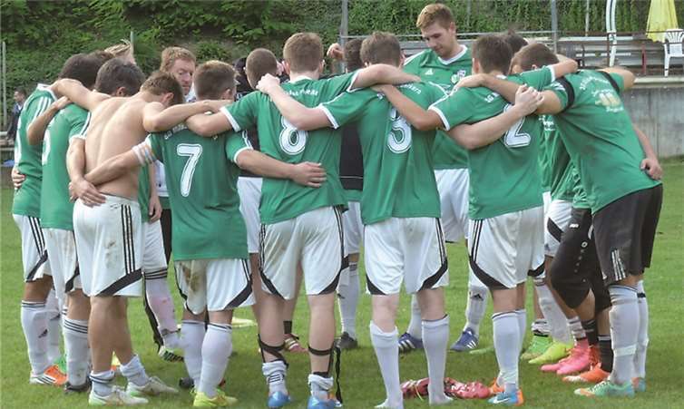 Trainer Andreas Oberreiter bedankt sich bei der Mannschaft für die hervorragende Leistung.privat