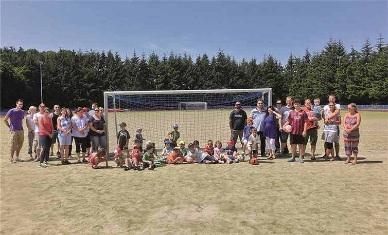 Trainer, Bambini-Kicker, Eltern, Geschwister und Fans ließen sich von der Sommerhitze nicht vom Saisonabschlussevent im Stadion abhalten.privat