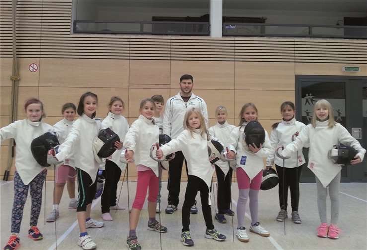 Trainer Barnabas Csanyi mit den Schülerinnen und Schüler der Pater-Wald-Grundschule. privat