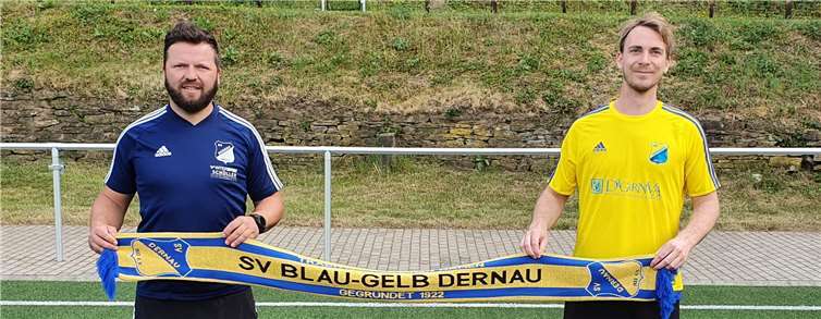 Trainer Bekim Gerguri (li.) begrüßt Neuzugang Dennis Paffrath. Foto: Rolf Schmitt