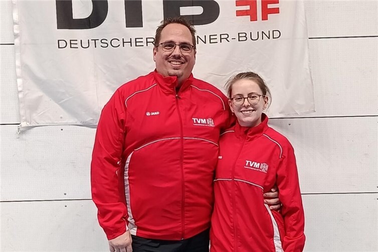 Trainer Dirk Erbele mit Joy-Celina Böffgen freuen sich über die gute Leistung beim Deutschland-Cup 2025 in Magdeburg. Foto: privat