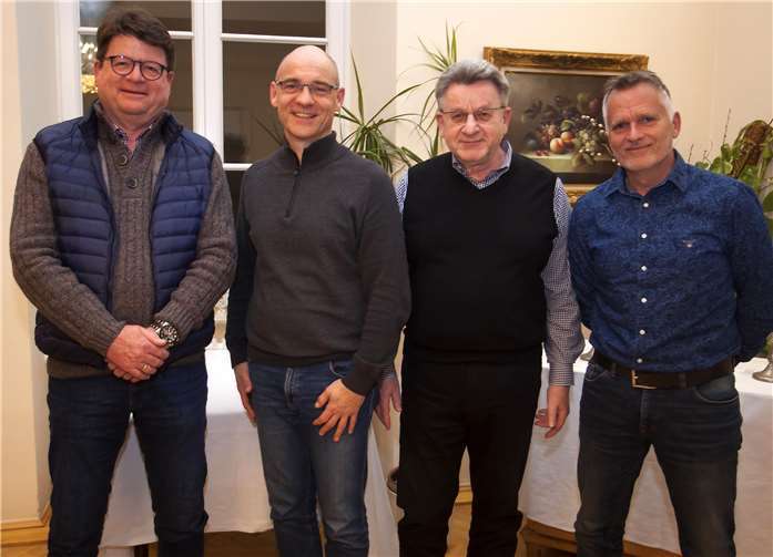 Trainer Dirk Groß (2. v. l.) und der Beiratsvorstand Klaus Alsdorf, Frank Linnig (Vorsitz) und Bernfried Mohr (v. l.), der ab sofort eine beratende Funktion für den Volleyball-Zweitligisten übernimmt.Foto: Wolfgang Tischler