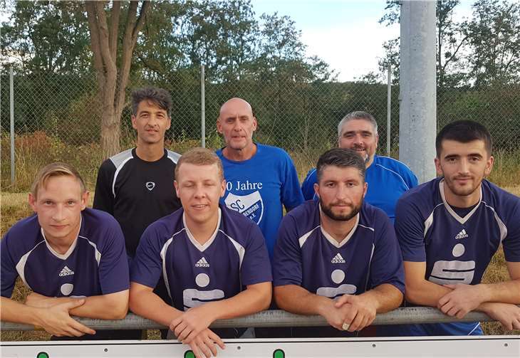 Trainer Elmar Schäfer, Co-Trainer Jürgen Klapperich und Torwarttrainer Peter Hüffel (hinten von links) vom SC Bad Bodendorf stehen voll hinter ihren Neuzugängen (vorn von links) Justin Risch, Fabian Liedke, Fisnik Sinani und Lulzim Neziri.Lutz Baumann