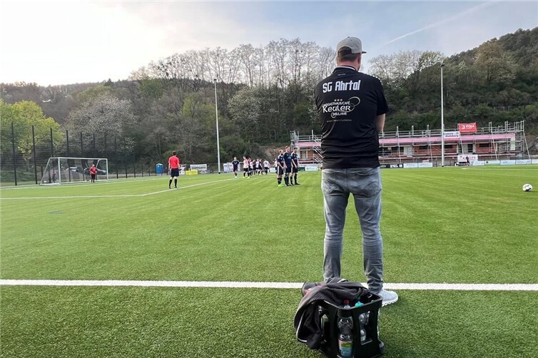 Trainer Florian Wasserfuhr kann zufrieden auf seine Mannschaft blicken .  Ausbau und Sicherung wichtiger Punkte im Spitzenspiel 