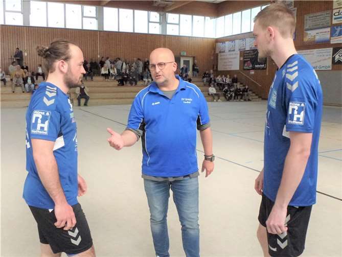 Auswärtsspiel in Welling unerwartet souverän gewonnen Trainer Frank Knipp im Gespräch mit Lukas Helf und Lars Rieder.