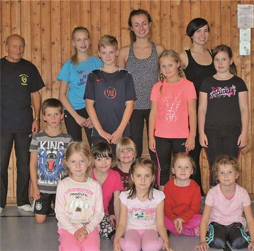 Trainer Georg Mille mit seiner Turngruppe.  Privat