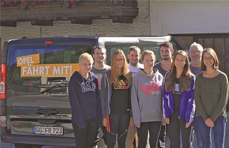 Trainer Gregor Horwedel mit den Nachwuchsleichtathleten im Pitztal. privat
