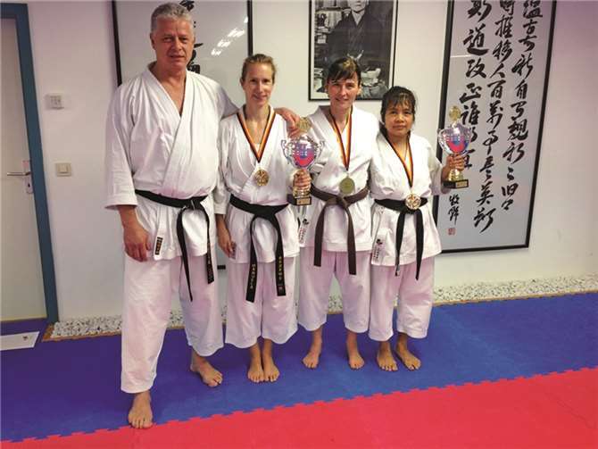 Trainer Gunar Weichert mit seinen erfolgreichen Damen Manuela Klaas, Elke Schulz und Shirley Firnan.privat