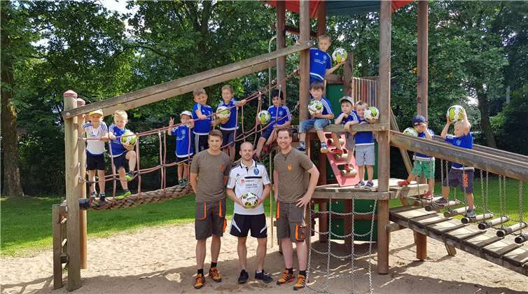 Trainer Hammes und das jüngste HSV Team freuen sich über die neuen Spielgeräte der Brüder Lücker.