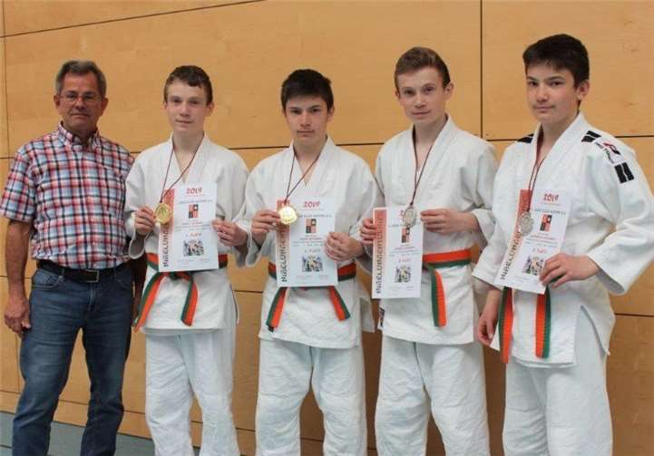 Trainer Hans-Peter Büntgen (v. l.), Daniel Bogdanov, Kevin Bogdanov, Domenic Bogdanov und Alexander Bogdanov konnten sich in Worms über gute Platzierungen in der Altersklasse U18 freuen. Foto: privat