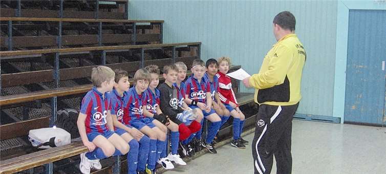 Trainer Hans-Werner Bald stimmt die Mannschaft vor dem ersten Spiel auf das Turnier ein.  Privat