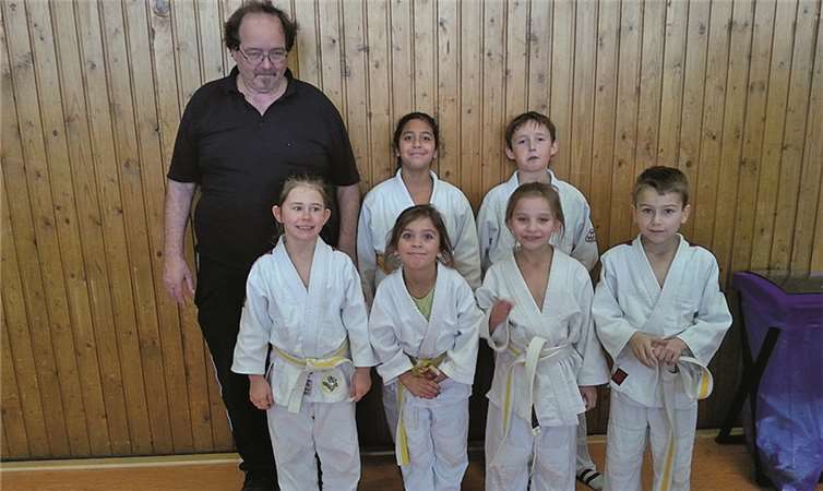 Trainer Helger Weingarten mit Noura, Sebastian, Pia, Cheyenne, Chiara und Jemi. privat