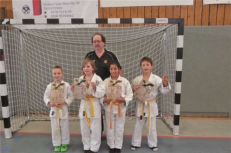 Trainer Helger Weingarten mit seinen erfolgreichen Schützlingen. privat