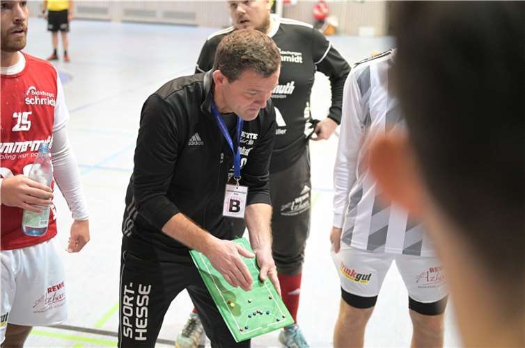 Trainer Hilmar Bjarnason beantragte eine Auszeit um den letzten Angriff, für den noch zwölf Sekunden zu Verfügung standen, mit seinen Schützlingen abzusprechen.Foto: privat